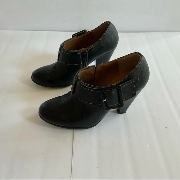 Softshoe black ankle leather boots. Size 8.5. In excellent condition. - Picture 2 of 10